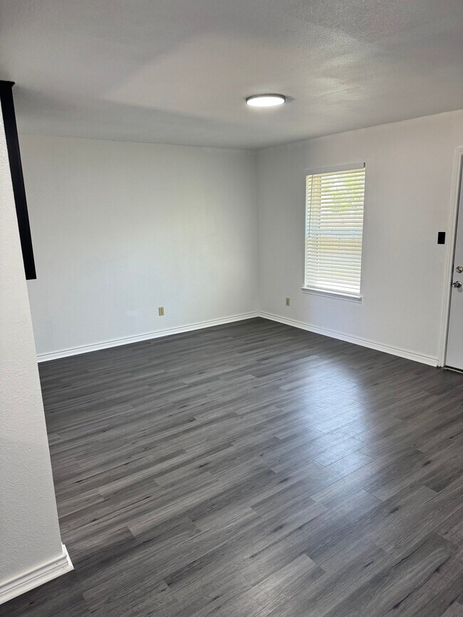 Foto del edificio - 821 Vernon Ct