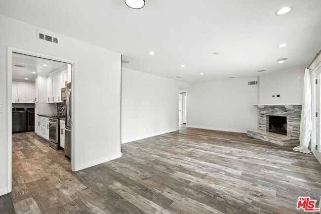 Foto del edificio - 6137 Laurelgrove Ave