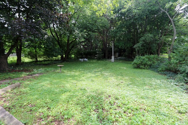 Foto del edificio - 3323 Lakeshore Dr