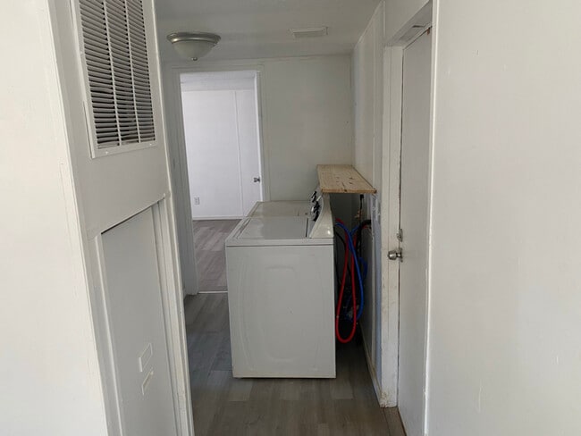 Building Photo - 313 Amy St