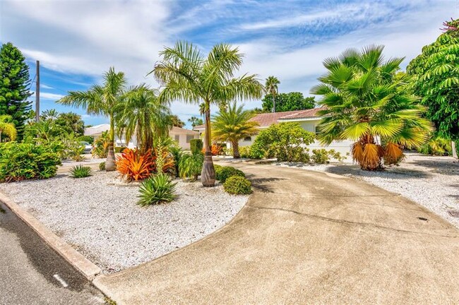 Building Photo - 2920 E Vina Del Mar Blvd