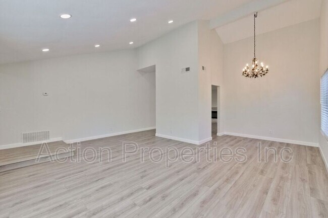 Building Photo - 1151 Hermina St