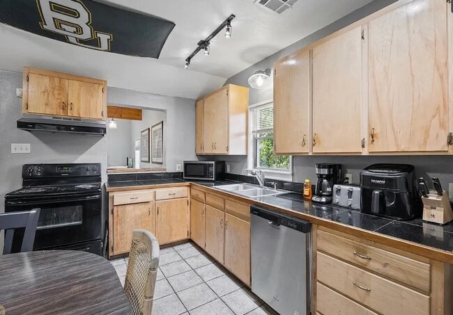 Foto del edificio - 7 bedroom home 2 min walk from Campus