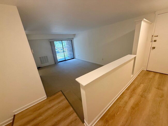 Building Photo - Ready now! Huge 1 bedroom condo in Annapolis!
