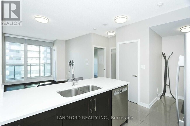 Photo du bâtiment - 4070-4070 Confederation Pkwy