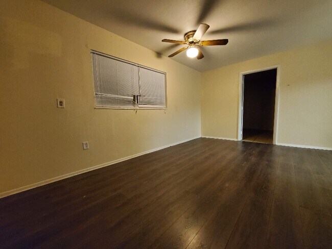 Foto del edificio - 820 Pineland Ave