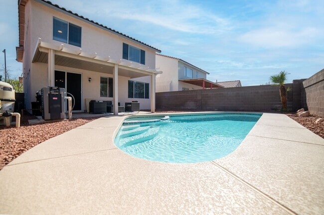 Building Photo - Beautiful home with POOL and spa located n...