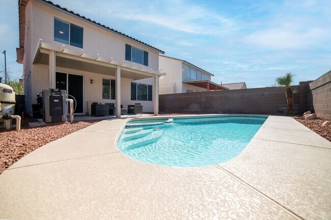 Foto del edificio - Beautiful home with POOL and spa located n...