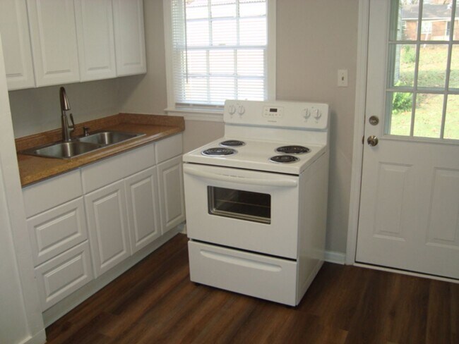 Foto del edificio - Charming two bedroom and one bath home available to rent