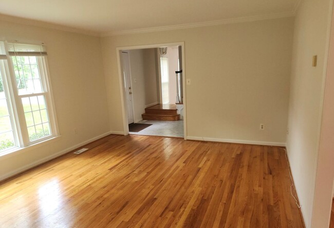 Building Photo - Potomac Village - 4 beds + 3.5 Baths, 3 fi...