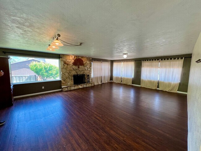 Building Photo - Lovely Home With Incredible Views.