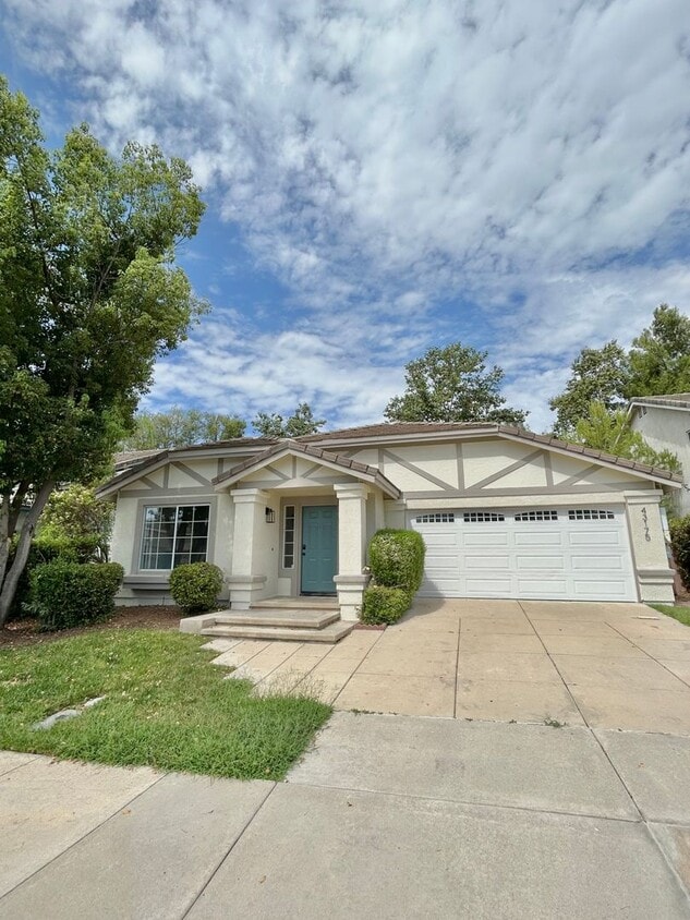 Foto principal - Gorgeous, newly remodeled single story home 3bd 2ba