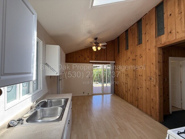 Foto del edificio - 389 E 7th St