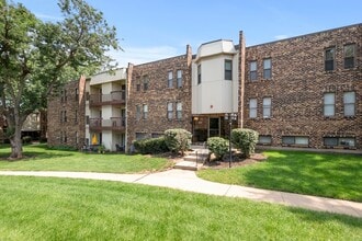 Building Photo - 2214 Country Club Dr