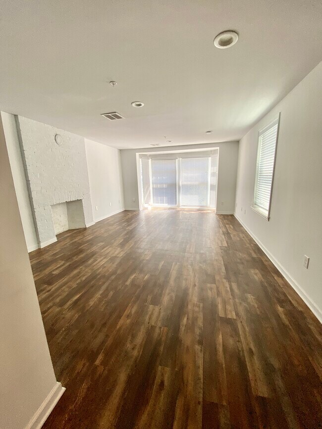 Building Photo - 402 Broadway