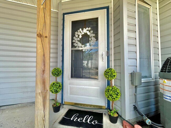 Foto del edificio - Freshly painted & Available NOW! Tri-Level...