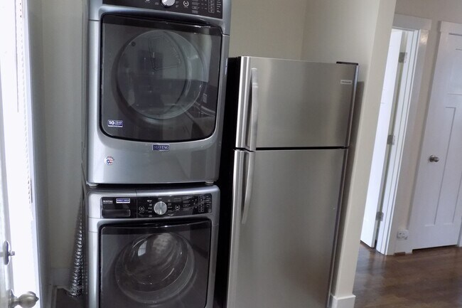 Foto del edificio - Lovely Two Bedroom Bungalow in Belmont!