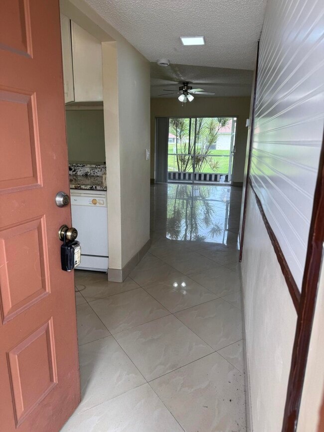 Foto del edificio - 9921 Three Lakes Cir