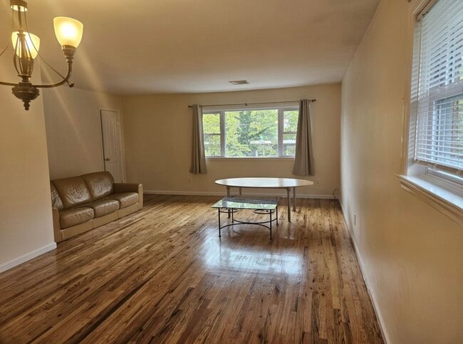 Building Photo - 8 Town Path