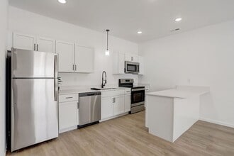 Building Photo - 703 Parkview Dr