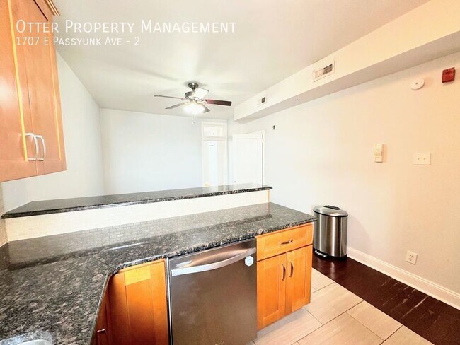 Building Photo - 2BR/1BA Sun-drenched South Philly Apt with...
