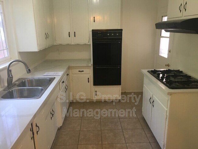 Foto del edificio - 11345 Valley Spring Ln