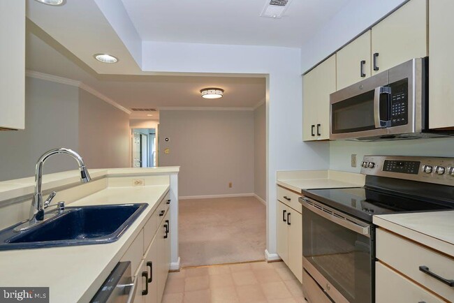 Building Photo - 7716 Lafayette Forest Dr