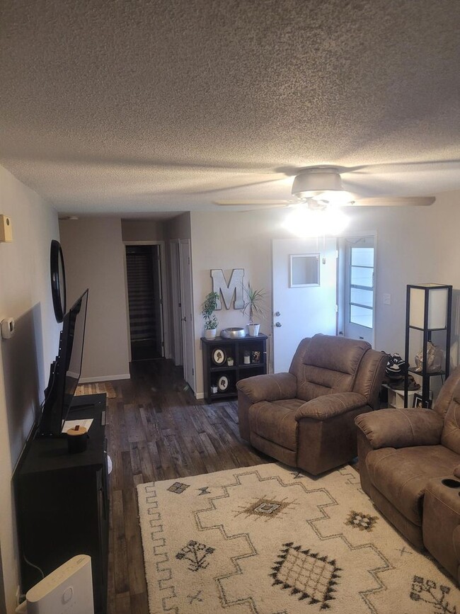 Foto del edificio - 3 bedroom in Quiet Neighborhood