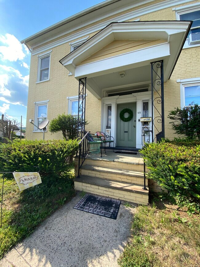 Building Photo - 625 Bloom St