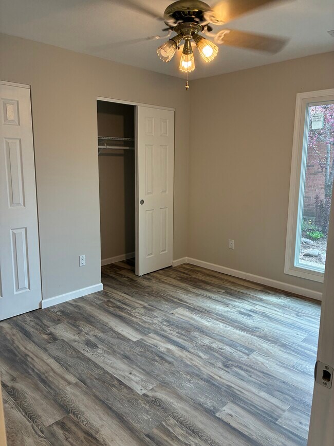 Foto del edificio - 1204 Hollowbrook Dr