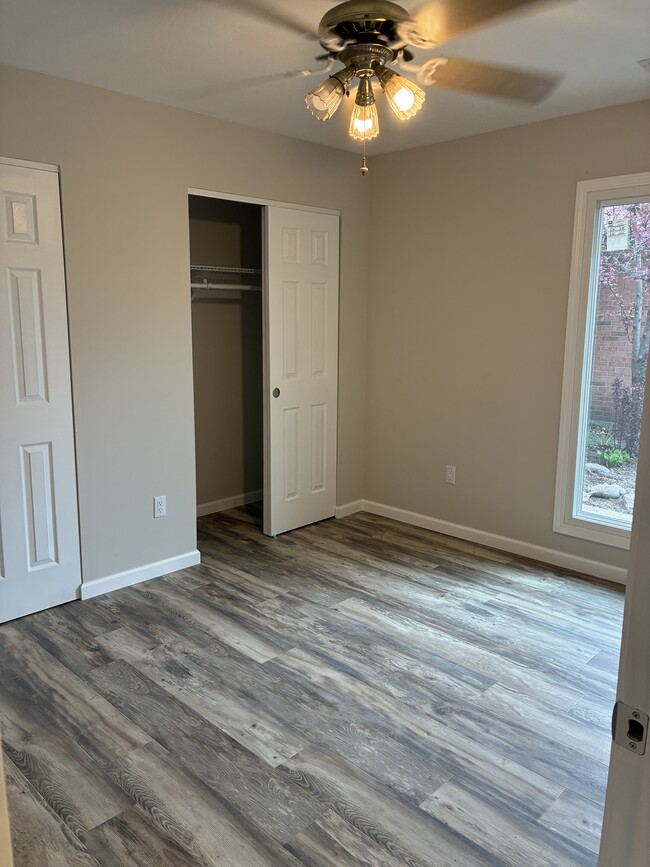 Building Photo - 1204 Hollowbrook Dr
