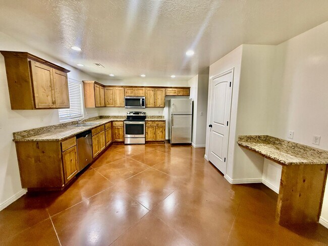 Foto del edificio - 3-BR Townhome Near Costco
