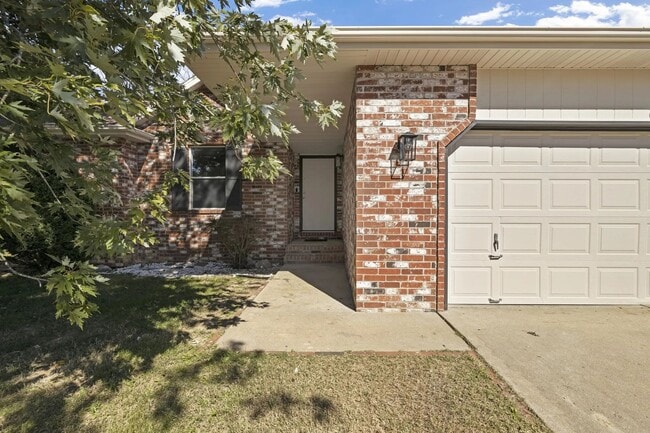 Building Photo - 4 Bed 3 Bath 2 Car Garage -In Ground Pool