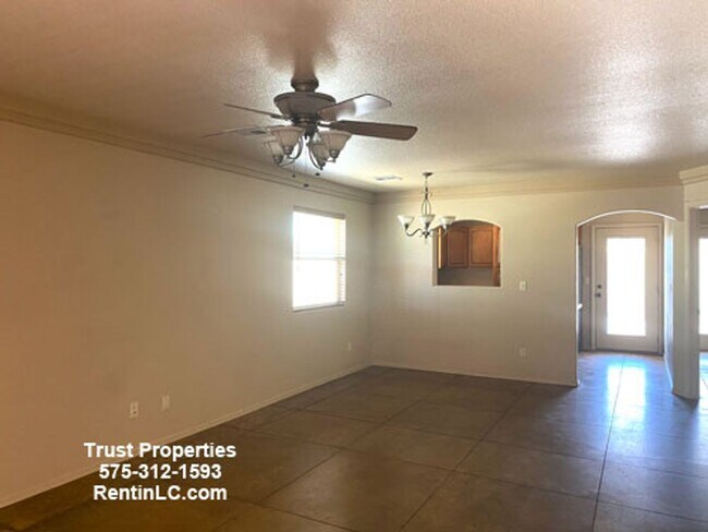 Building Photo - Spacious 3/3 in Sonoma