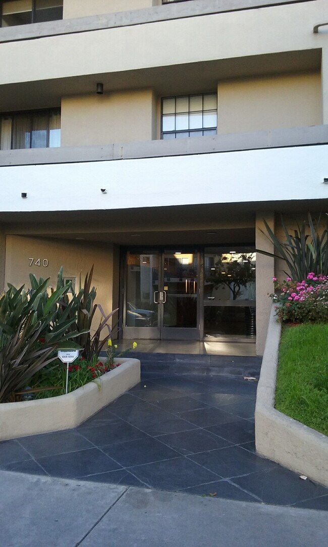 Building Photo - 740 N Kings Rd