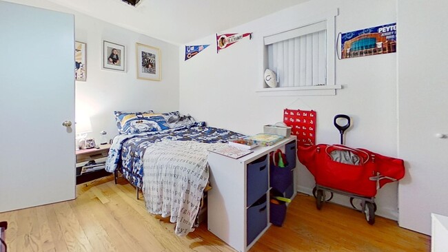 Building Photo - Lincoln Park Garden Level Two Bedroom