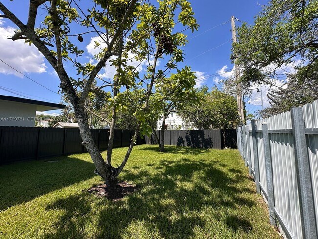 Building Photo - 6201 SW 22nd St