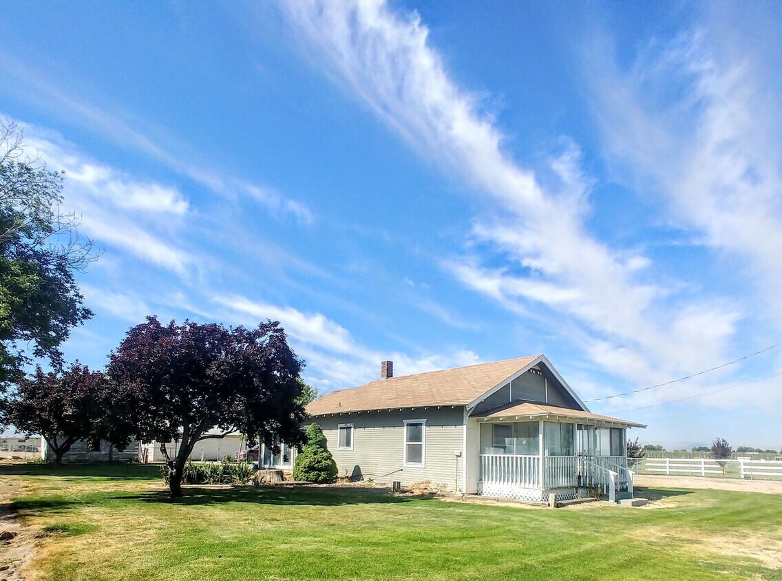 Foto principal - 2 Bed, 1 Bath Home with Covered Patios