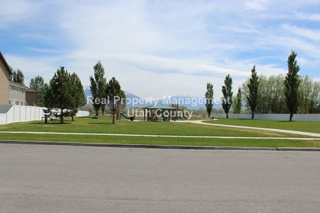 Building Photo - New Lower Price! Updated home in Saratoga Springs