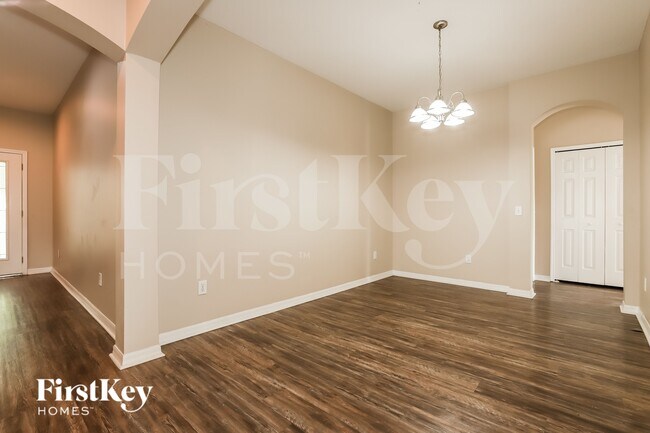 Building Photo - 734 Star Pointe Dr