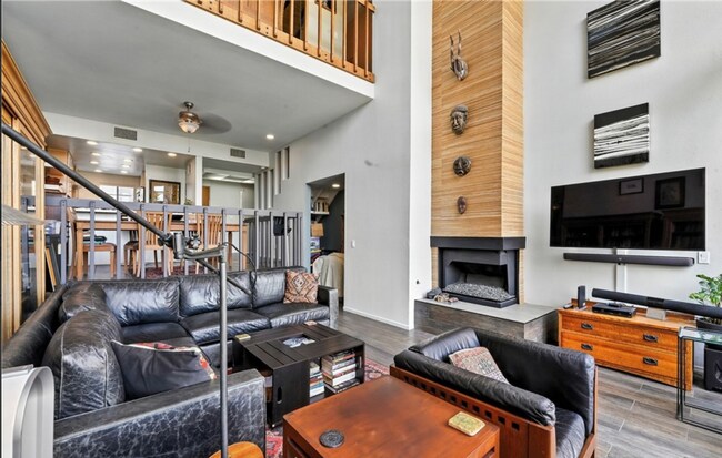 Foto del edificio - Welcome to Marina Pacifica — Luxury Waterfront Living