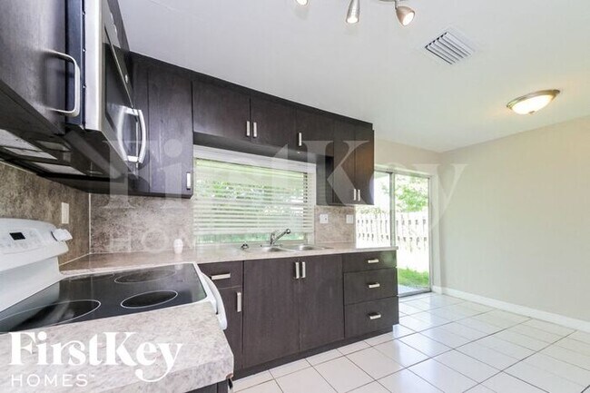 Foto del edificio - 7001 NW 24th Ct