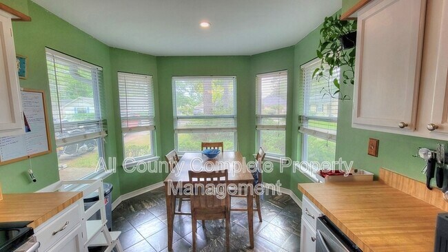 Building Photo - 3593 Mandarin Woods Dr N