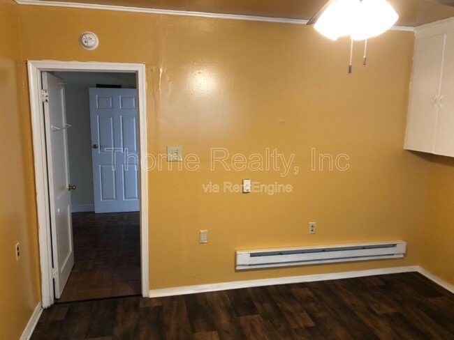 Building Photo - 517 NE Main St