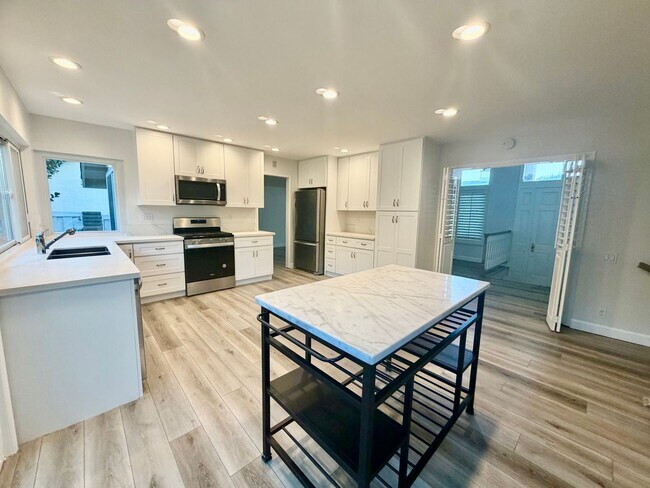Building Photo - Welcome to this beautiful 4 bedroom home in the highly desirable "Port Streets" of Newport Beach
