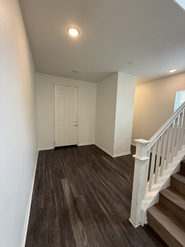 Foto del edificio - New flooring & paint!  Large backyard - landscaped and ready for garden!   Community pool, fitnes...