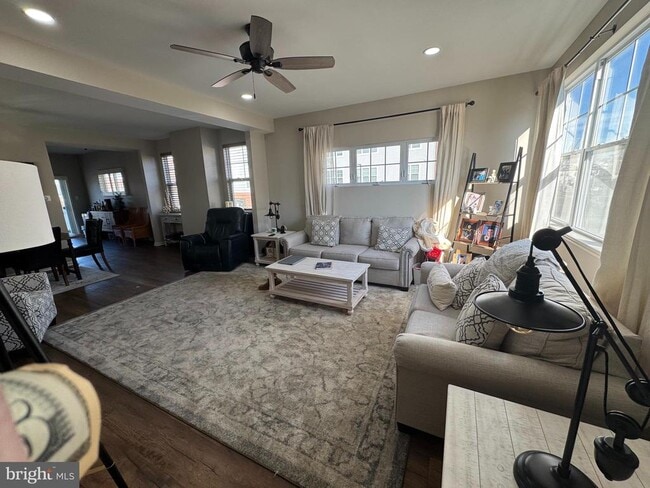 Building Photo - 43 S Poplar St