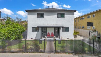 Building Photo - 915 E 91st St