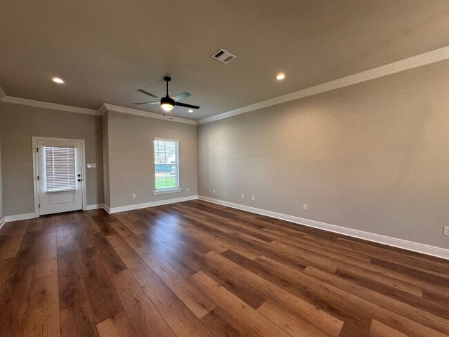 Building Photo - 818 Venecia Dr