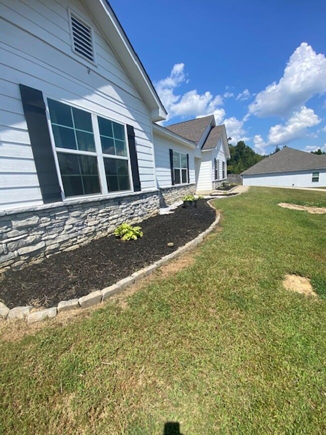 Building Photo - Quiet Living and close to the Back Gate